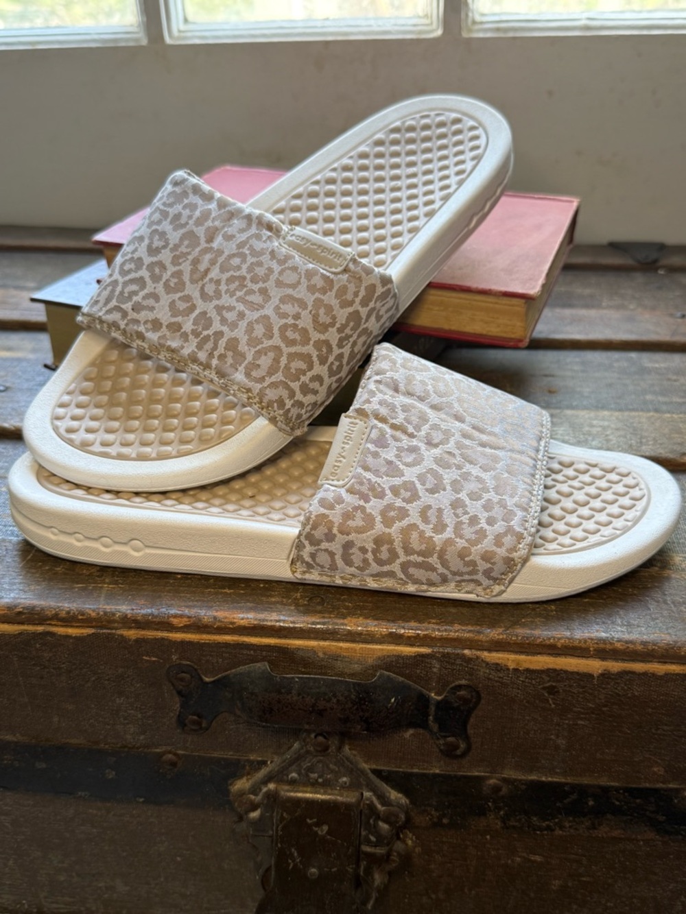 Easy Spirit Leopard Print Slide Sandals - Women’s Size 9